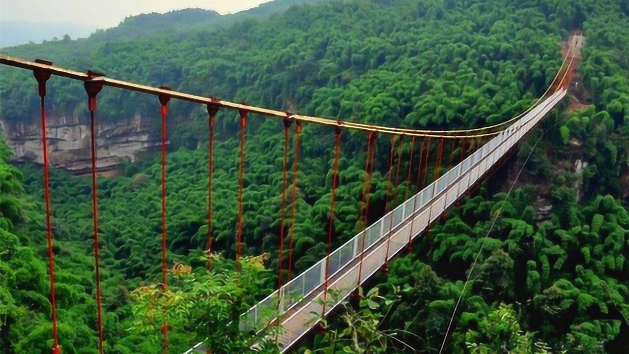 川西竹海山巒錯落有致,除竹海之外這也是成都首座高空玻璃棧道.