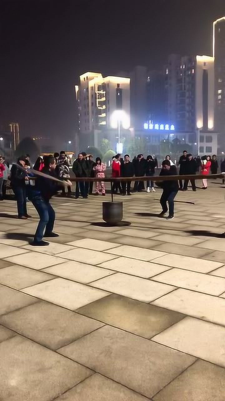 终于知道这个大铁陀螺是这样子转起来的了