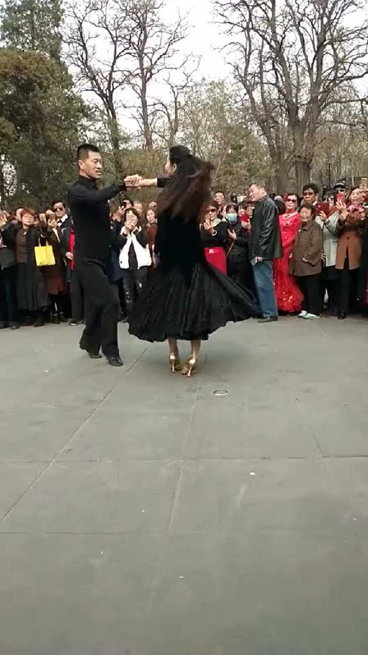 杨艺团队在凤凰山表演探戈舞请关注