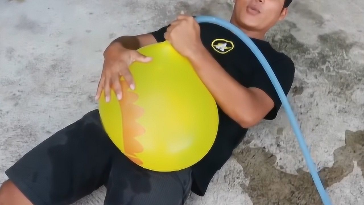 老外把巨型水气球放肚子上注水进去爆炸瞬间隔着屏幕都觉得爽