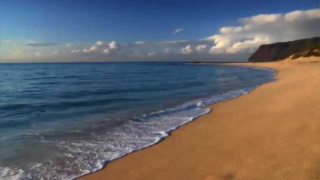 海面上波涛翻滚,海风清凉,景色怡人