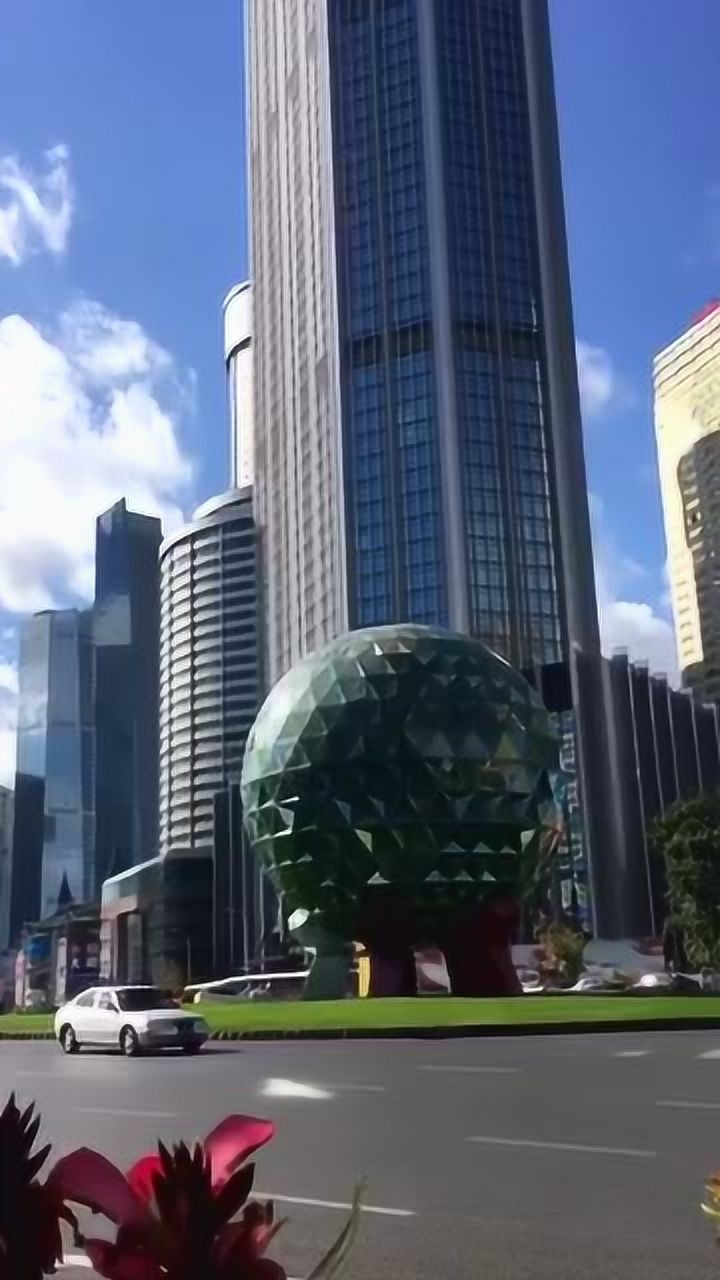 春暖花开阳光明媚大连地标友好广场巨大水晶球