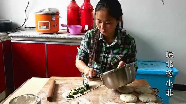 电饼档做韭菜饼,吃起来真香,做法很简单,想吃自己试试做