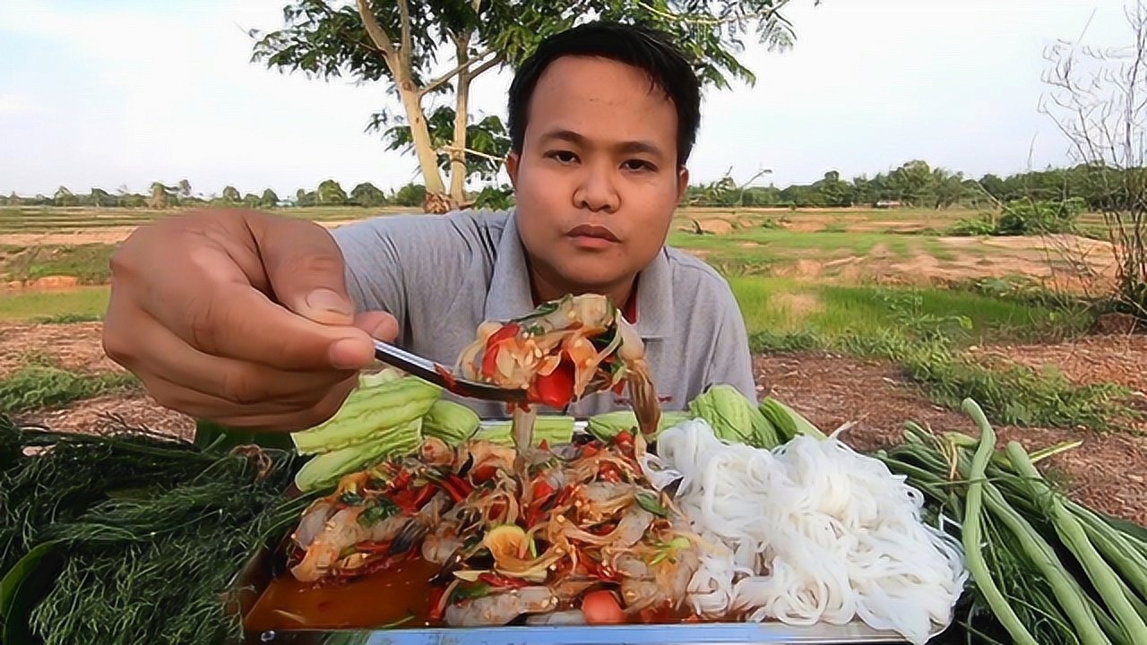 泰国小哥吃凉拌大虾和米线苦瓜和豆角直接生吃不得不佩服