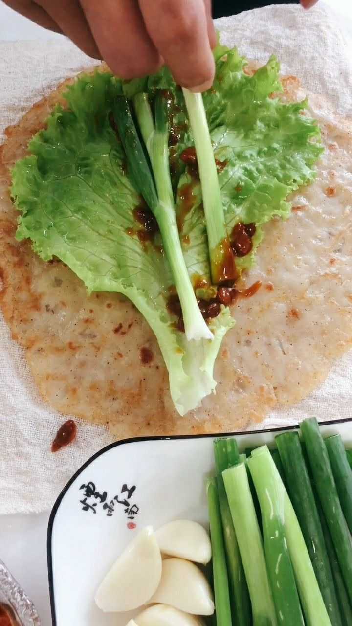 煎饼卷小葱,这种吃法很山东