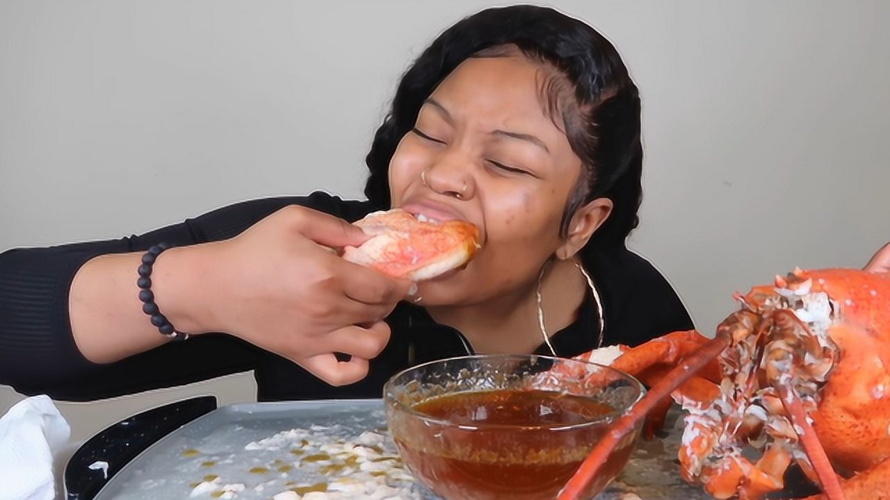 非洲黑人大妈吃播,试吃60厘米长的大龙虾,看她的表情享受极了