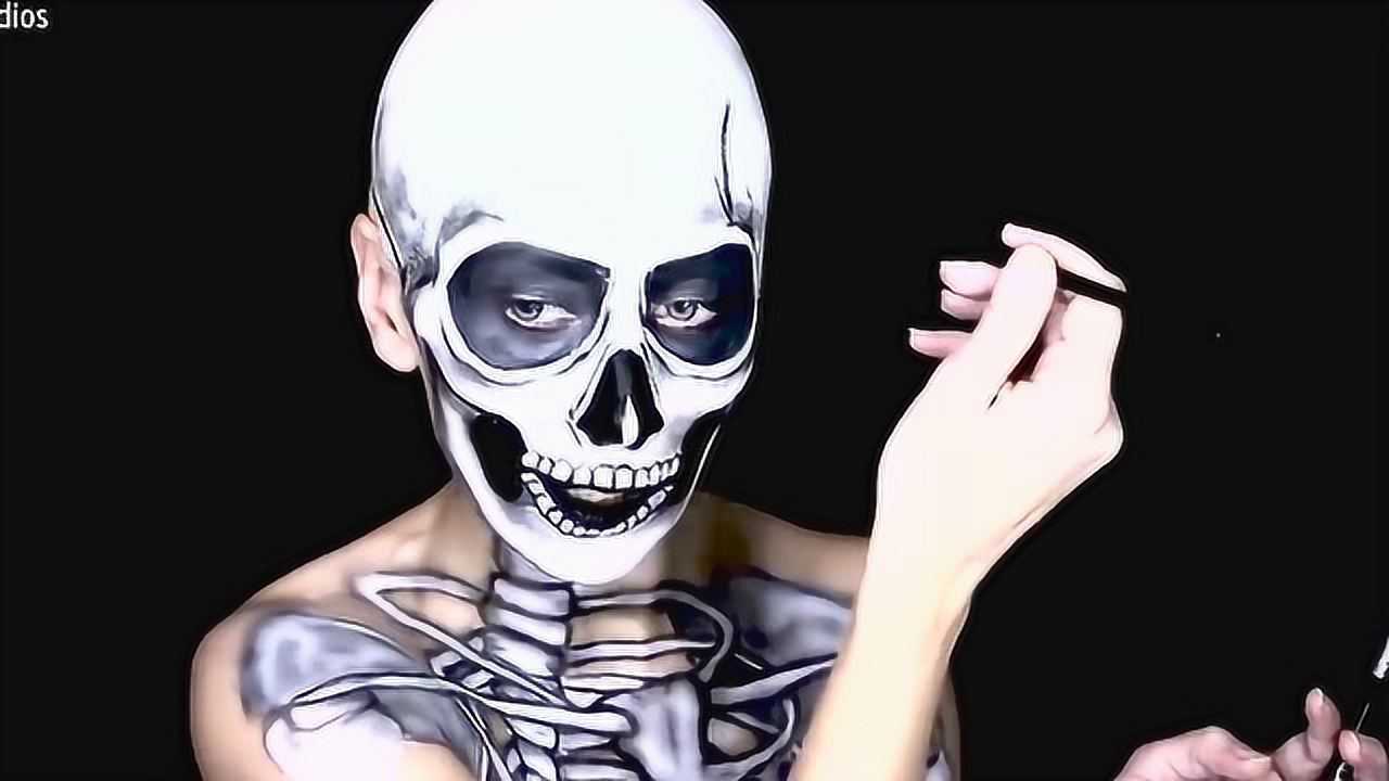 美女作死把自己化妆成骷髅完工是这样子你们觉得像吗