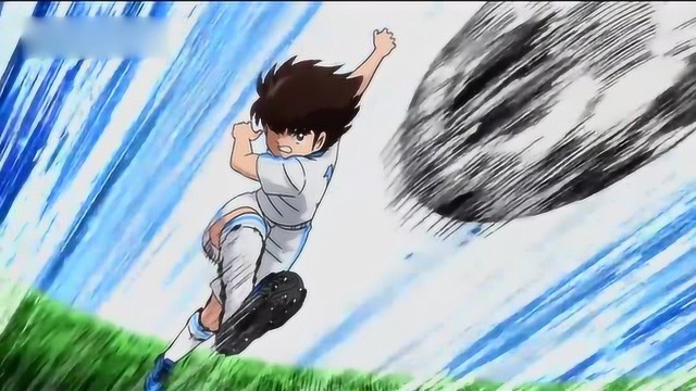 大空翼从龙一脚下断球,从自家半场踢出超远距离射门!