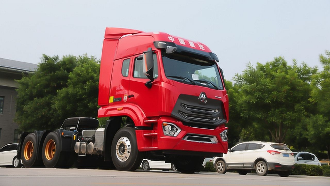 自重仅78吨重汽豪瀚n7w潍柴版牵引车如期而至