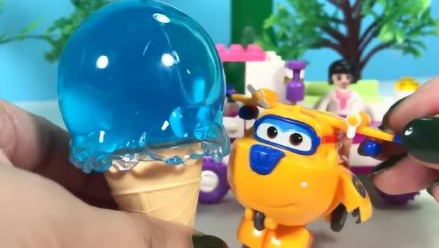 《丁丁鸡爱玩具》超大冰淇淋来啦，小猪佩奇和超级飞侠吃得真开心