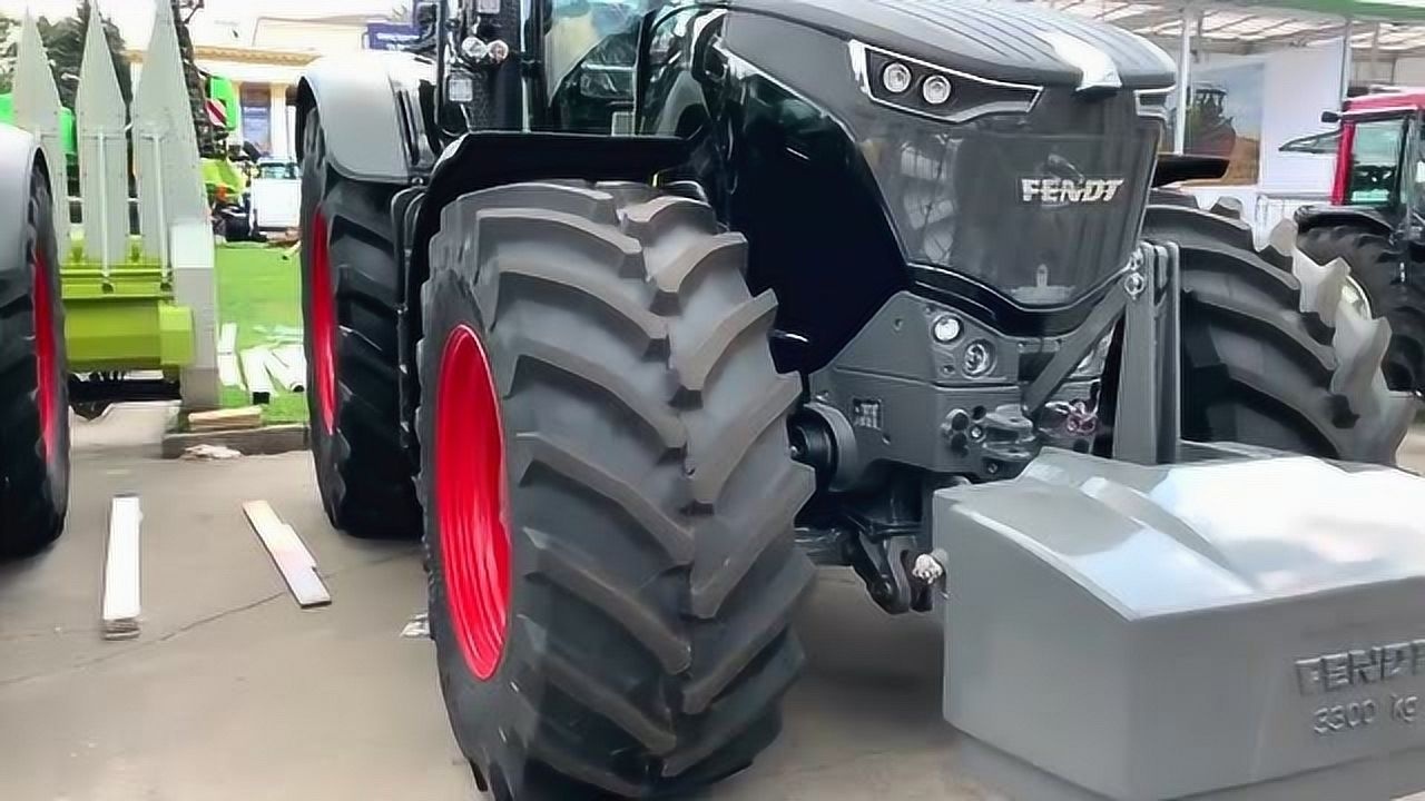 黑色的福特1050 vario重型拖拉机,简直就是豪华版