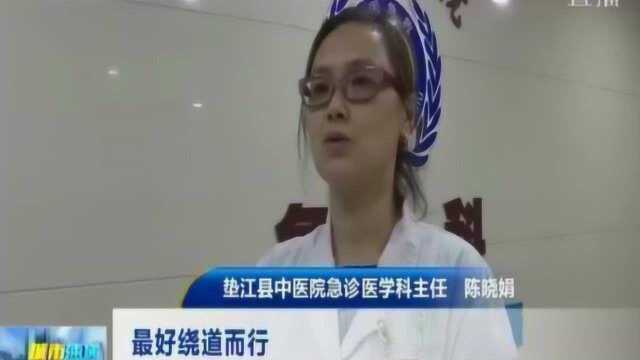 女子干农活被蛇咬伤就医,医生告诉你,被蛇咬伤应该怎么做