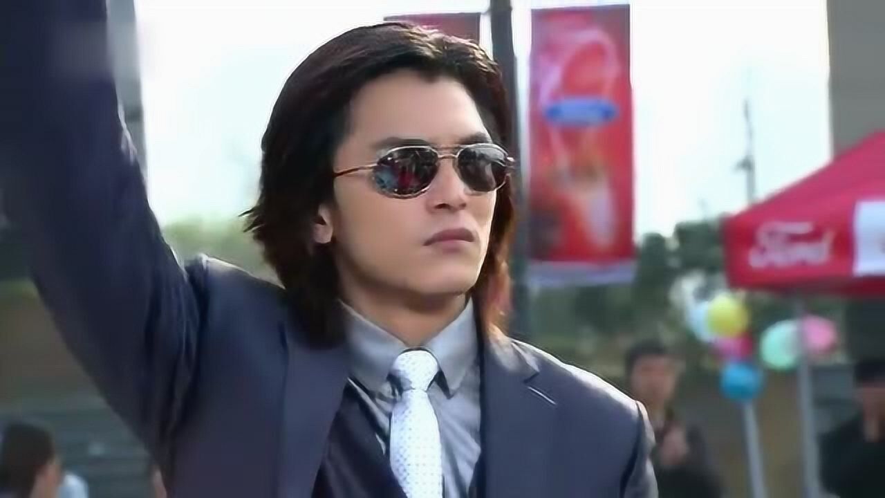 佳期如梦中帅气的阮正东,带的墨镜很酷