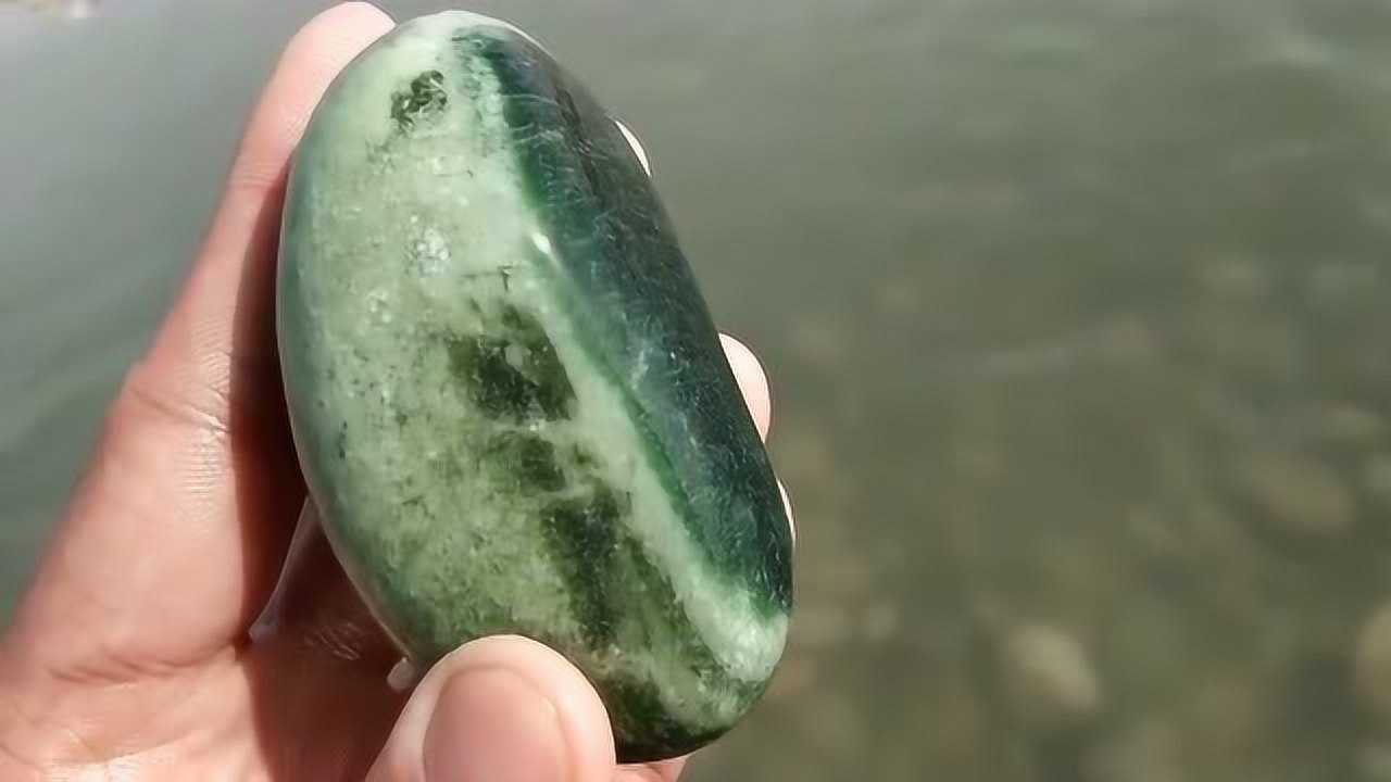 新疆喀什的叶尔羌河寻找和田玉籽料看着一颗颗的原石都心动了