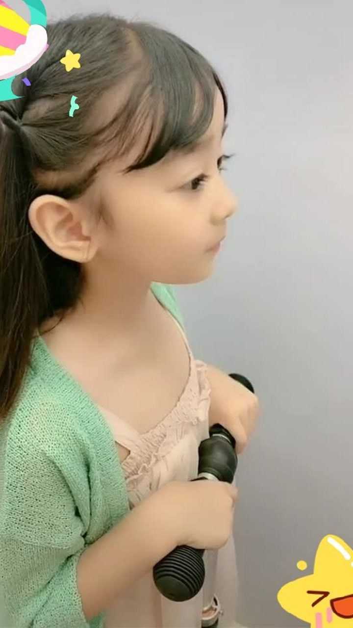 可爱的小女孩大眼睛未来的美人