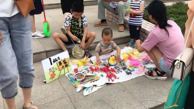 街头现儿童版跳蚤市场,萌娃当老板:攒钱让爸妈周游世界