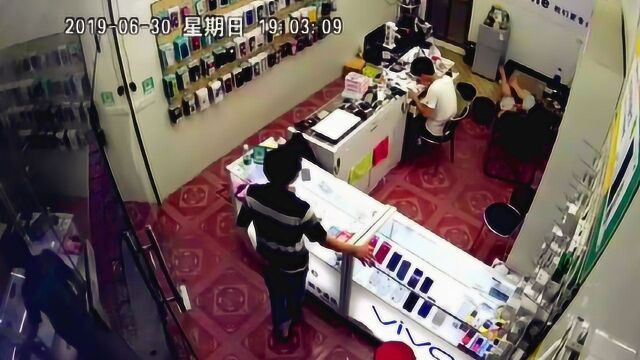 “老顾客”来手机店喝茶 离开时将柜台手机顺走