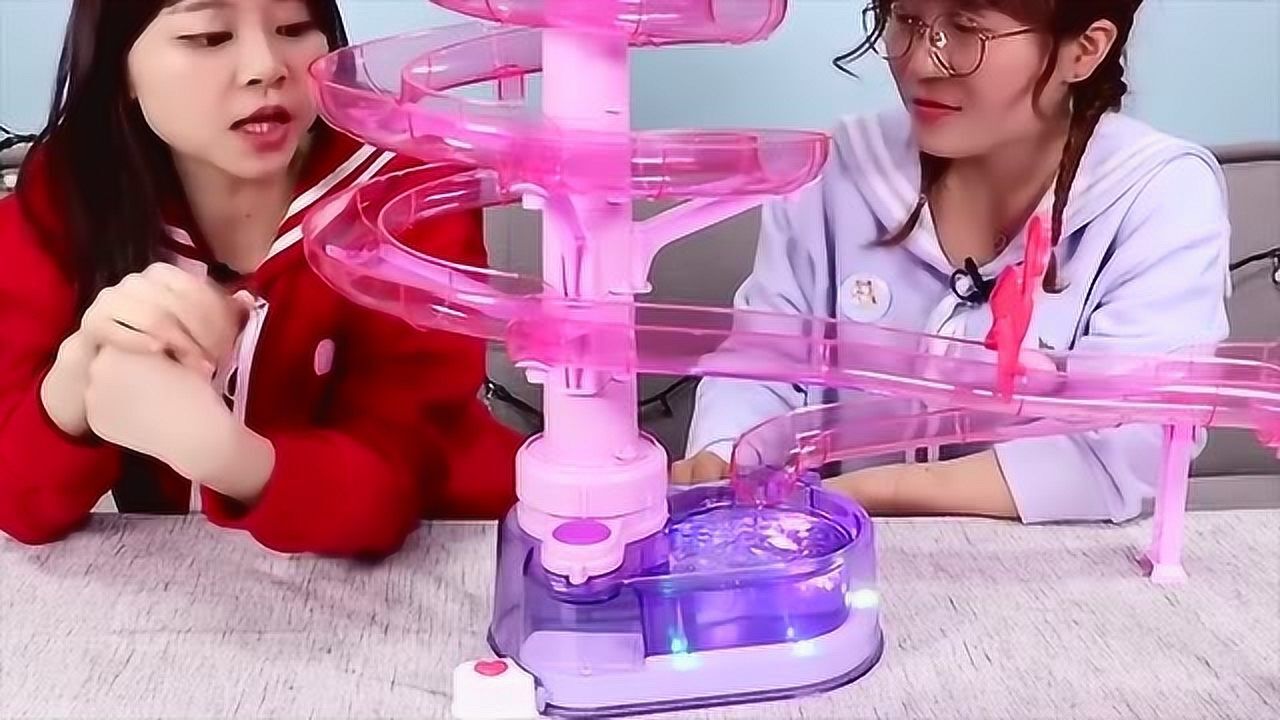 小玲玩具:小伶姐姐带我们吃凉面了 你约吗