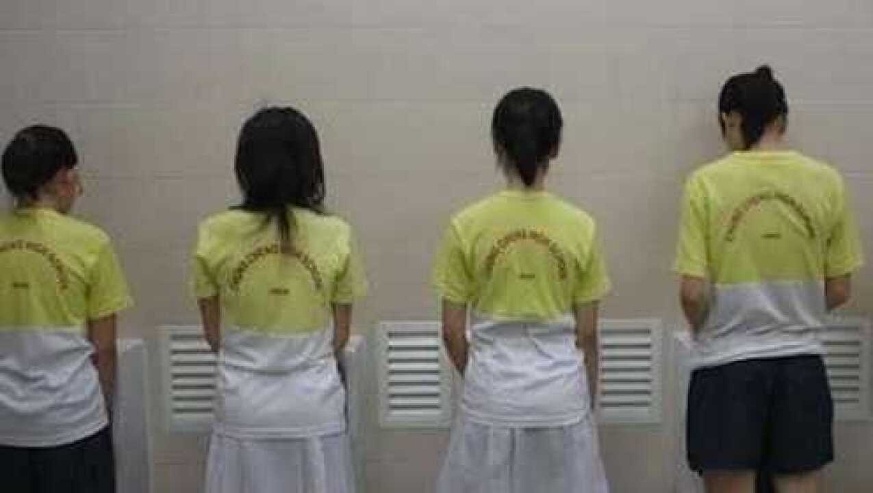 女人还可以站着上厕所？实拍全过程，姿势极其娴熟！ ▶