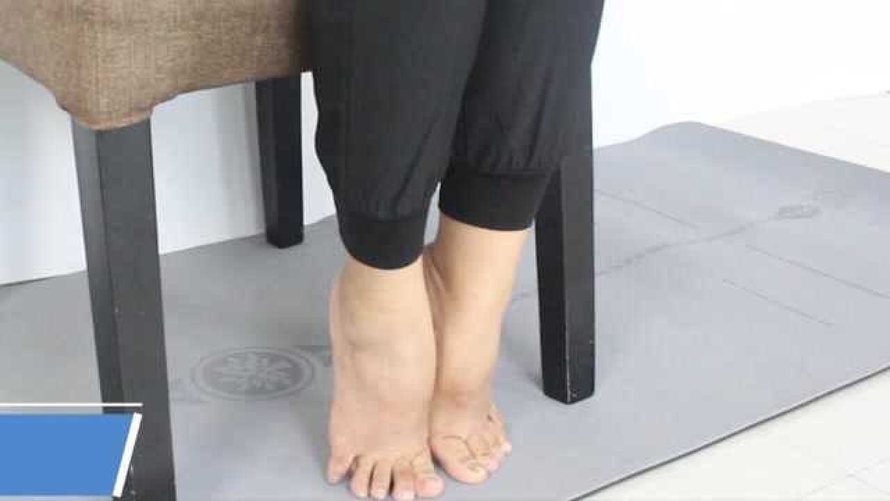 血压不好的人双脚并拢每天踮脚尖3分钟血压健康稳定