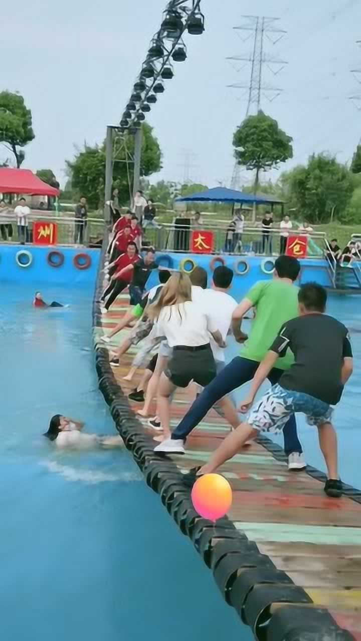 网红桥上无意拍下的一幕我就想问穿白衣服的女生你尴尬不