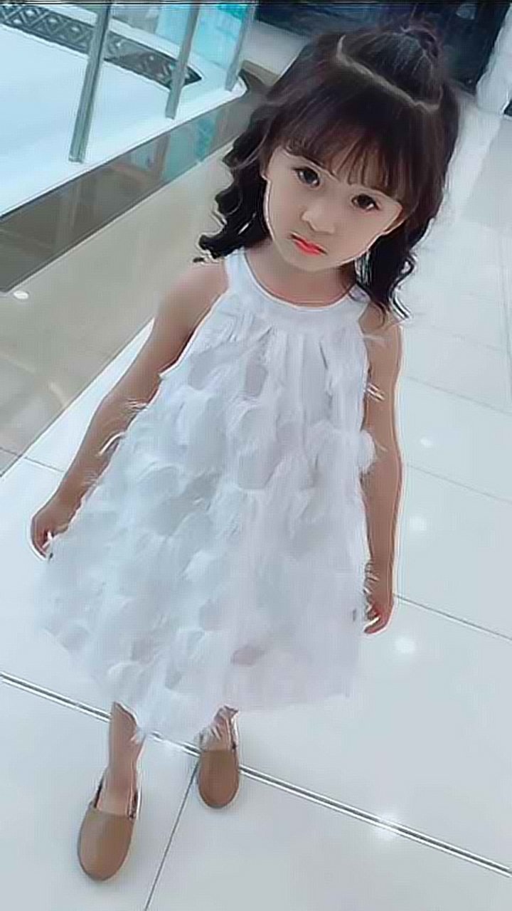 小妹妹好可爱,一件白色连衣裙很漂亮!
