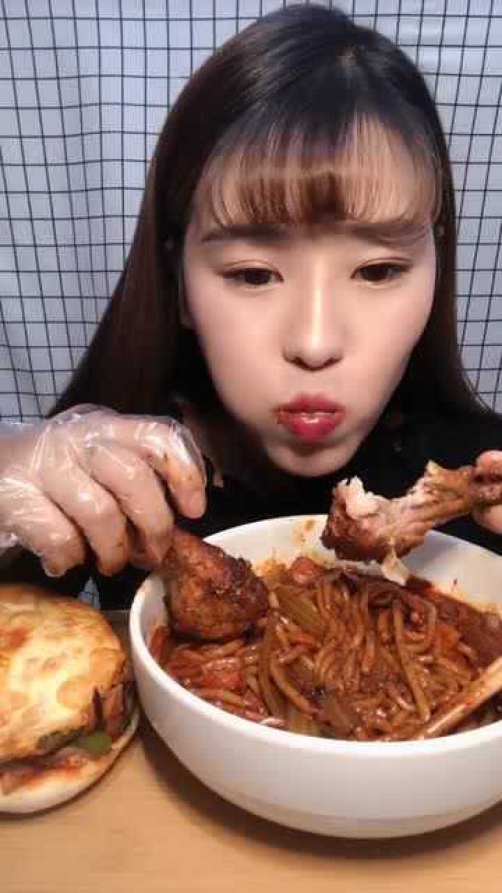 美女吃鸡腿不着急,你为什么只戴一只手套