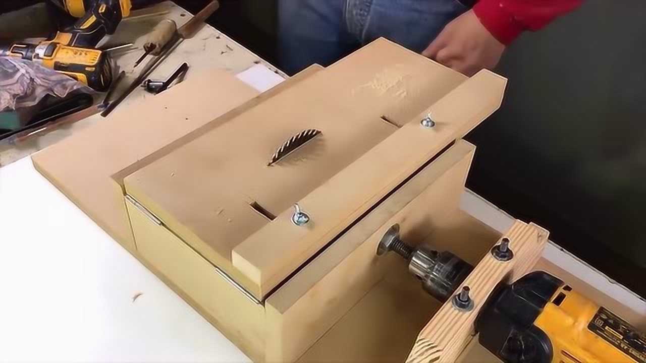 高手在民间牛人将电钻改造成台锯一口气省了几千块钱太牛了