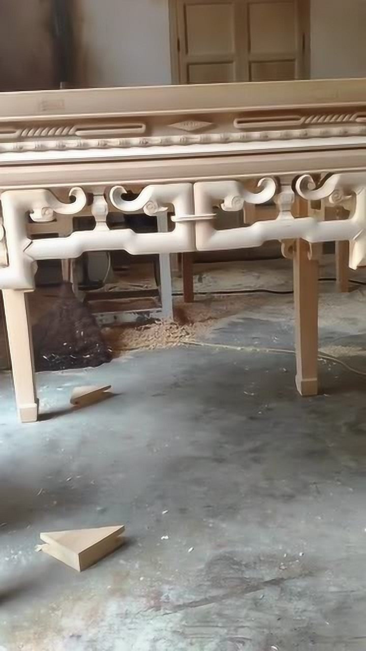 八仙桌压紧榫头作业中,手工雕花和打磨