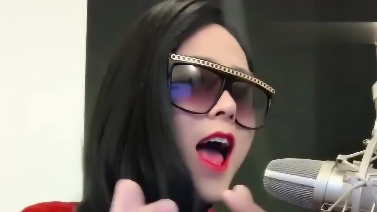 90后网红女歌手, 现场一首神曲《世界第一等》, 这烟嗓让人沉醉