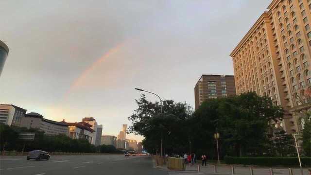 绚烂彩虹挂天空!北京彩虹上热搜,美丽风景引市民驻足