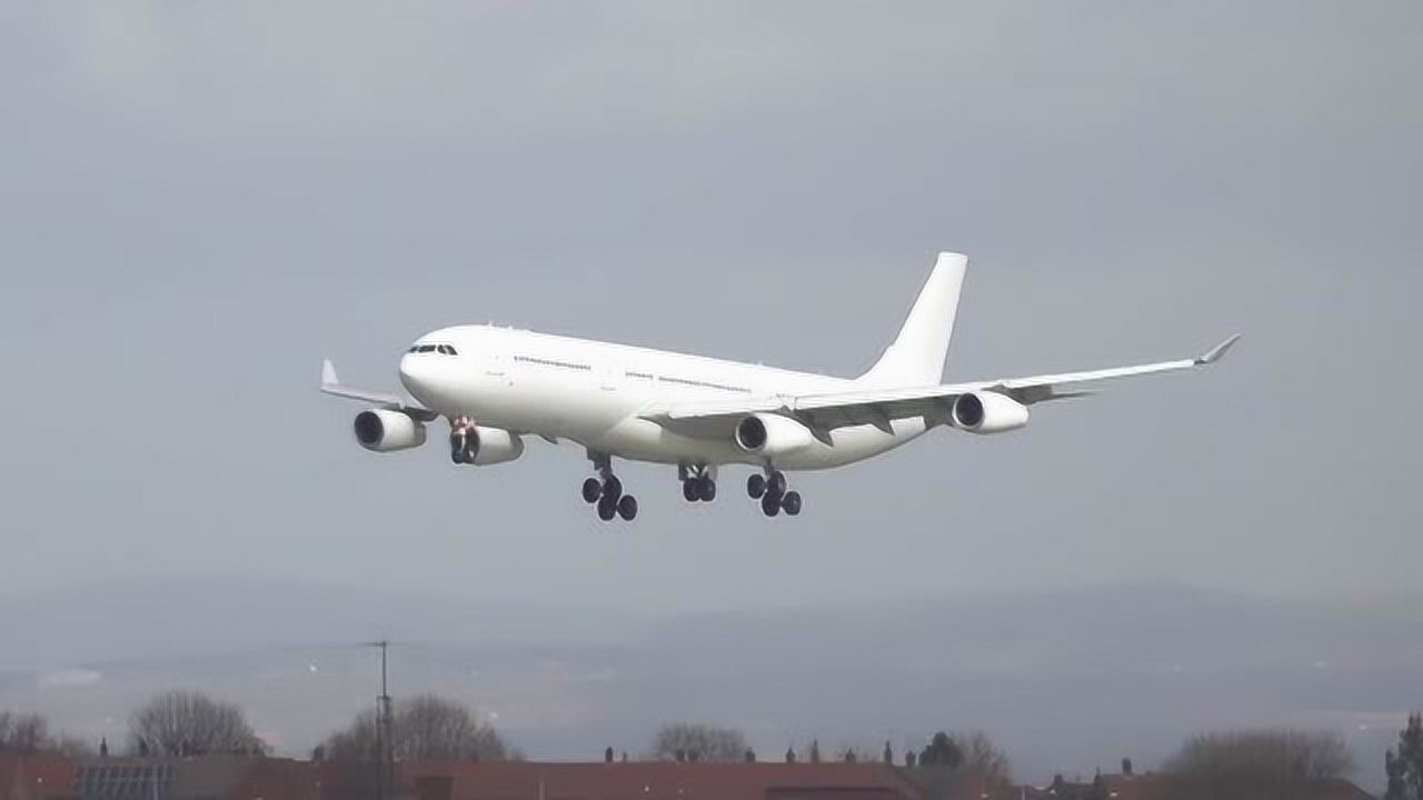 獨特的白色塗裝,空客a340大型客機降落曼徹斯特國際機場