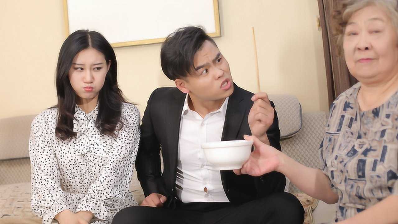 丈母娘羞辱穷女婿,吃饭时只给一根筷子,女友高情商化解尴尬