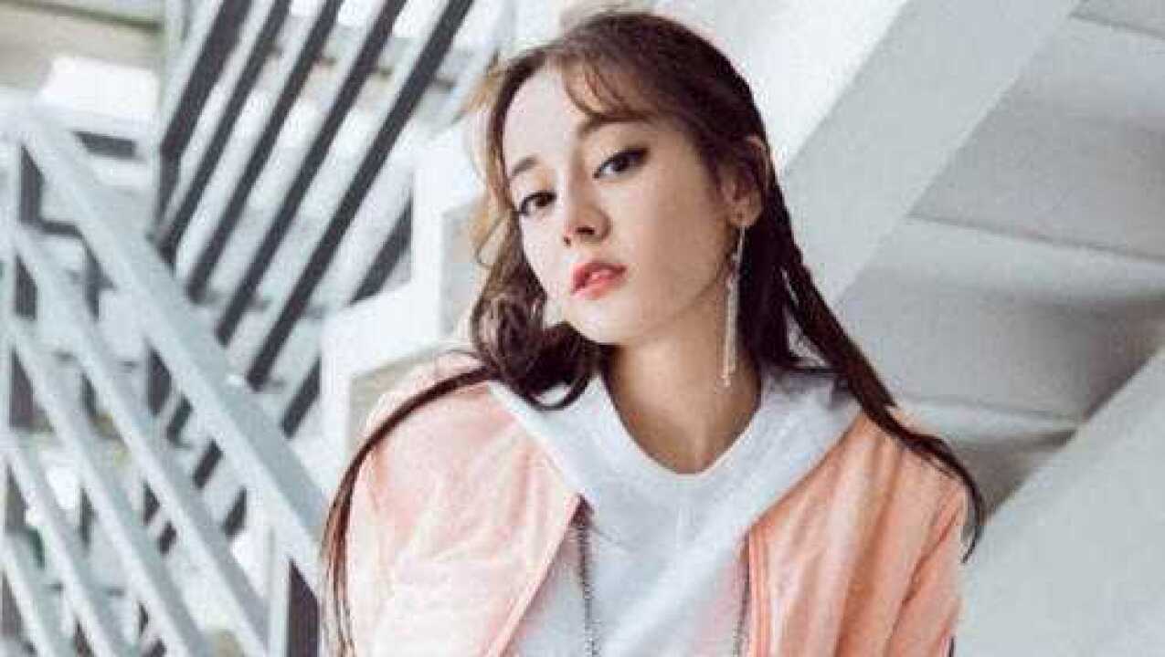 热巴终于光脚拍照，看清她“女神脚趾”，网友：从头美到脚！_高清
