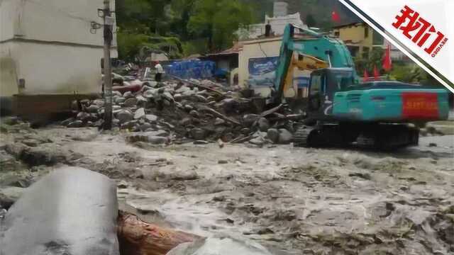 四川暴雨致泥石流灾害 百名游客滞留景区沿线一路遇险