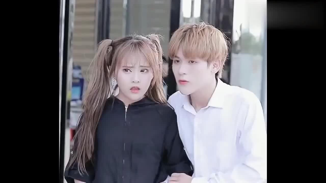 娜娜和可乐秀恩爱,没想到朋友们老打岔!看到最后两人终于吻上了