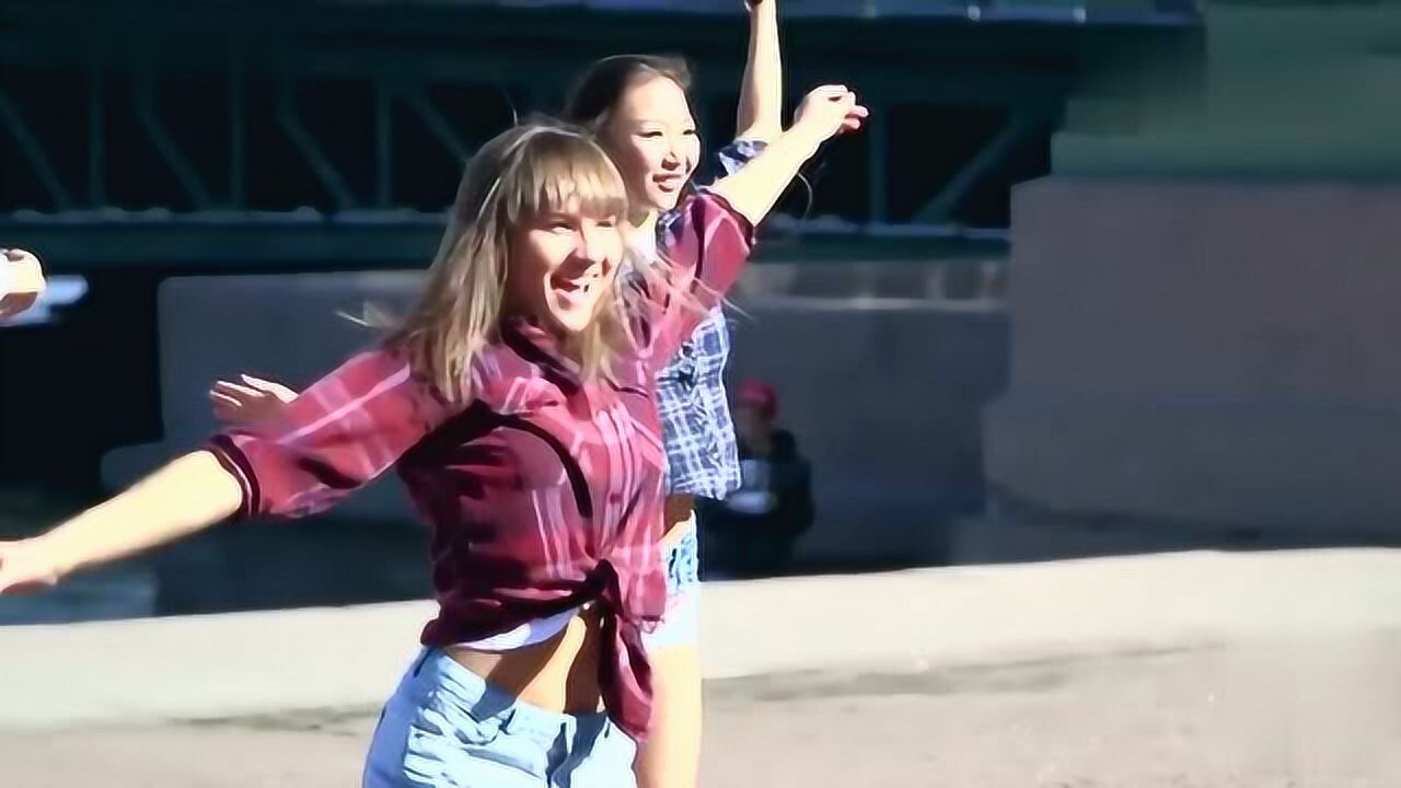俄罗斯舞蹈快闪,女孩们的高踢腿太正点了