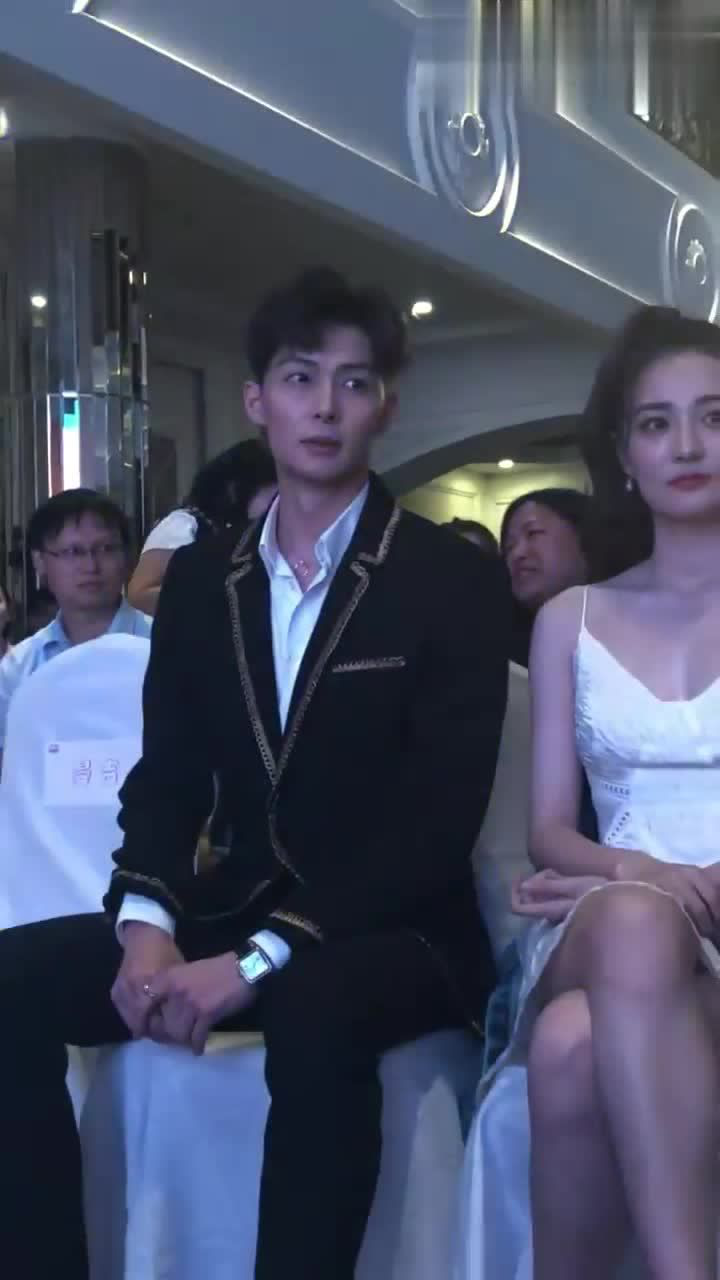 徐璐和她的男朋友出席活动男朋友时不时的靠近太恩爱了