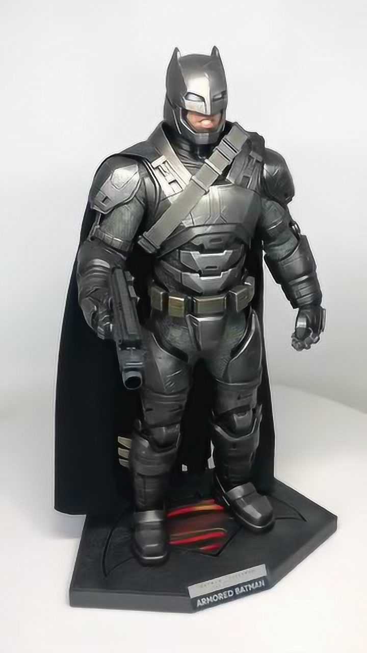 重甲版的蝙蝠侠手办金属感非常强这种做工也是没谁了