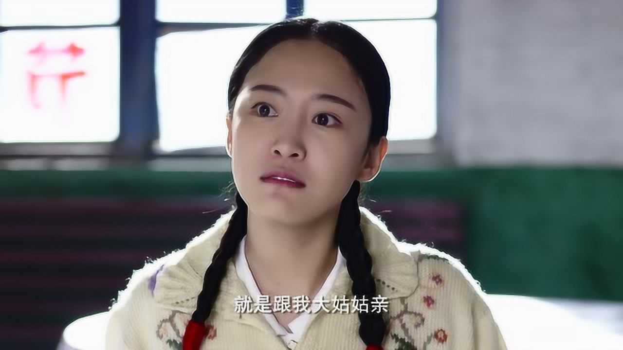 养母的花样年华两个女子在饭桌上吃饭突然就斗起了嘴