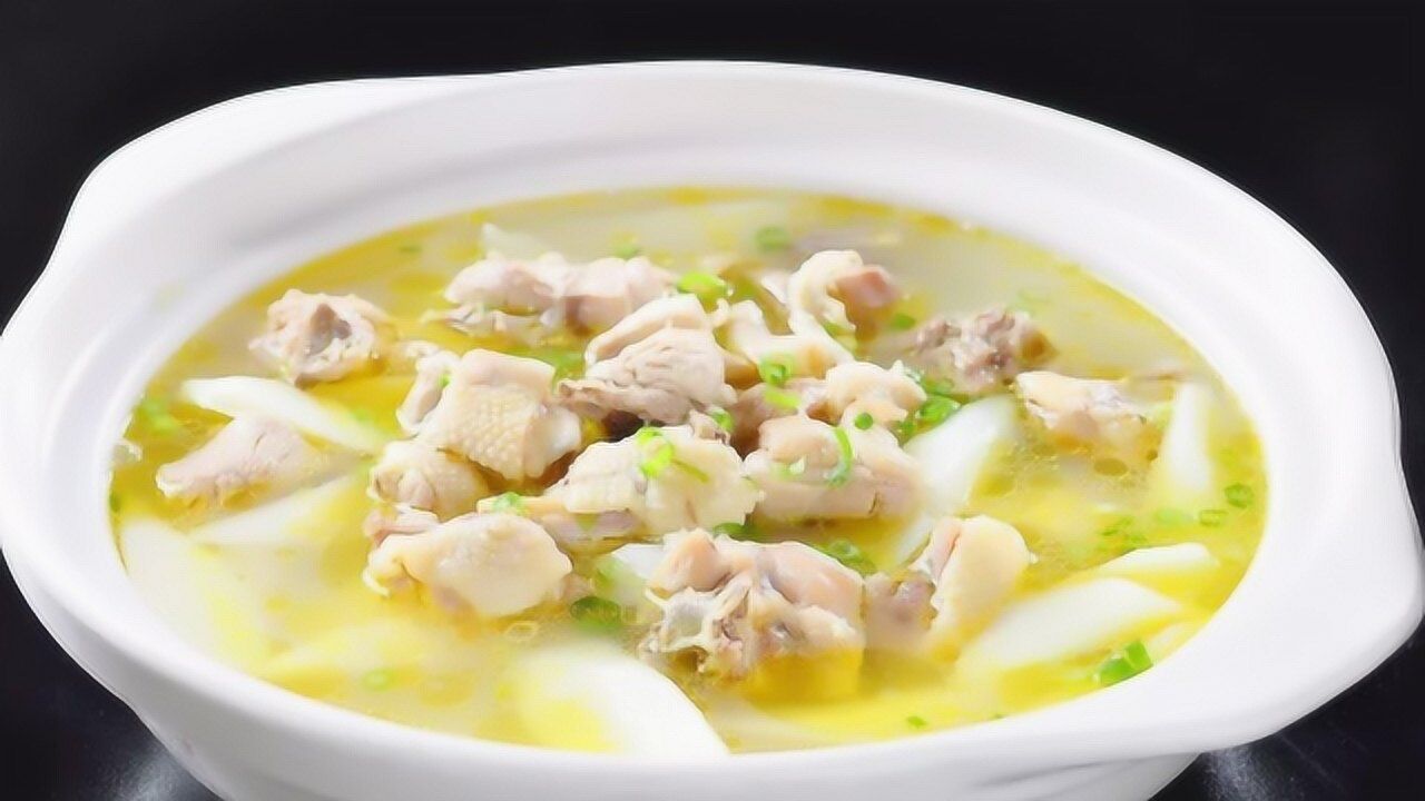 炖鸡汤时,别直接下锅炖,学会这个窍门,鸡肉嫩滑不柴,汤更香