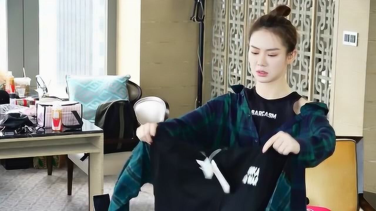 我家小两口戚薇和李承铉在家试穿衣服一切都安排好了