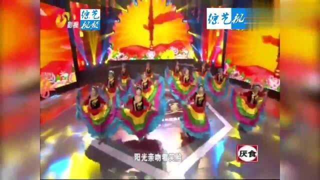 潮流奶奶表演《和谐大家园》,舞蹈华丽歌曲动听,惊艳全场!