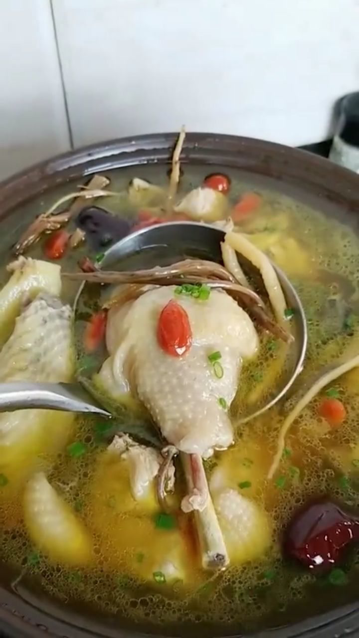 营养美味的茶树菇炖母鸡汤学会做给家人吃
