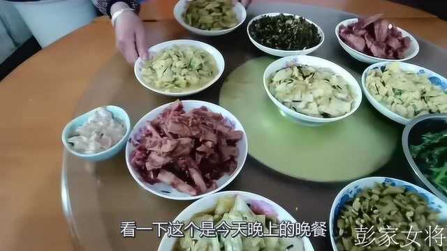 湖北鄂州封路的第45天,看看农村19人大家庭餐桌上有些啥菜