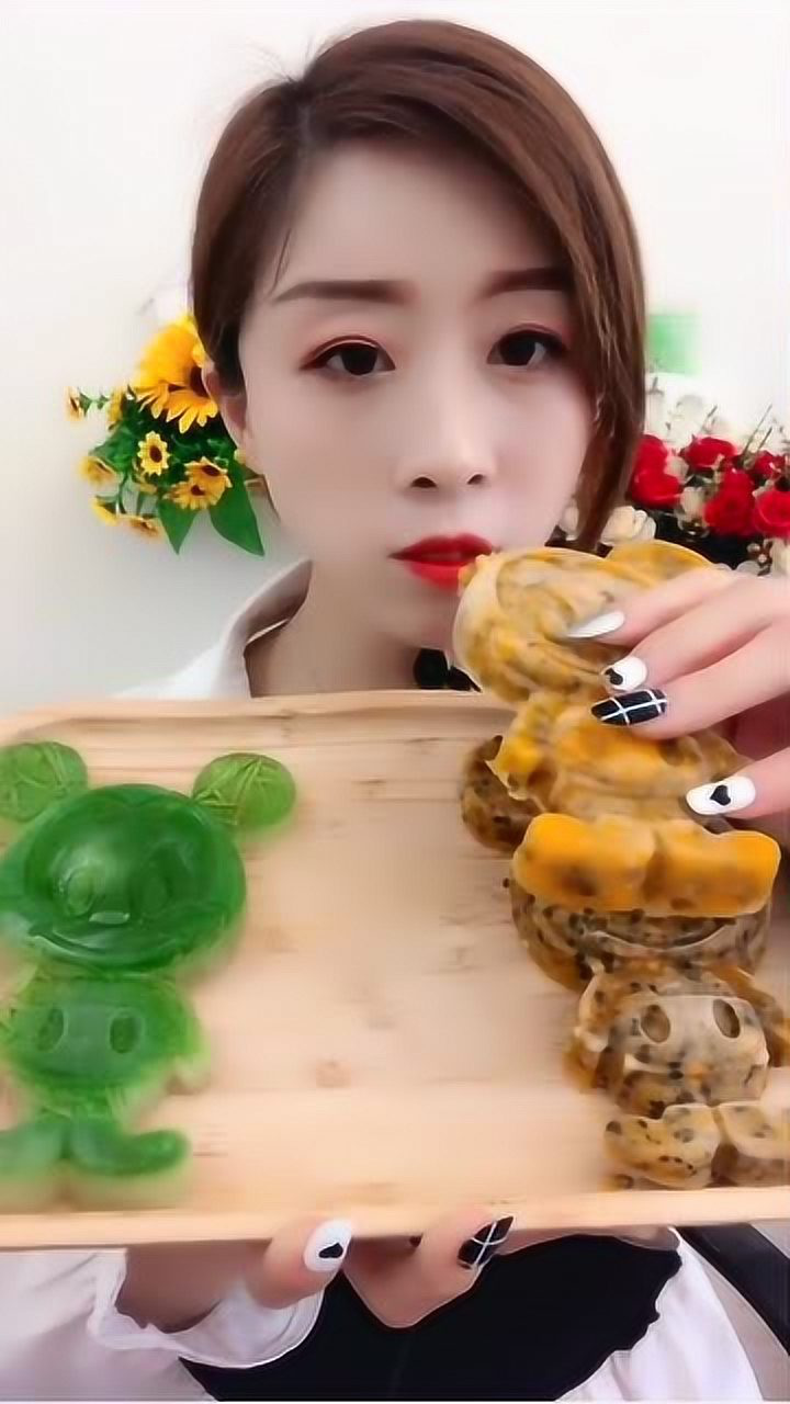 美女你只吃百香果米老鼠冰绿色的米老鼠是不是咬不动啊