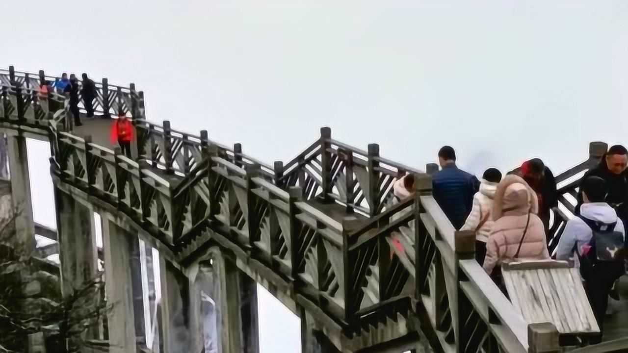 张家界天门山的空中走廊就算是特殊时期依旧有很多人到这来