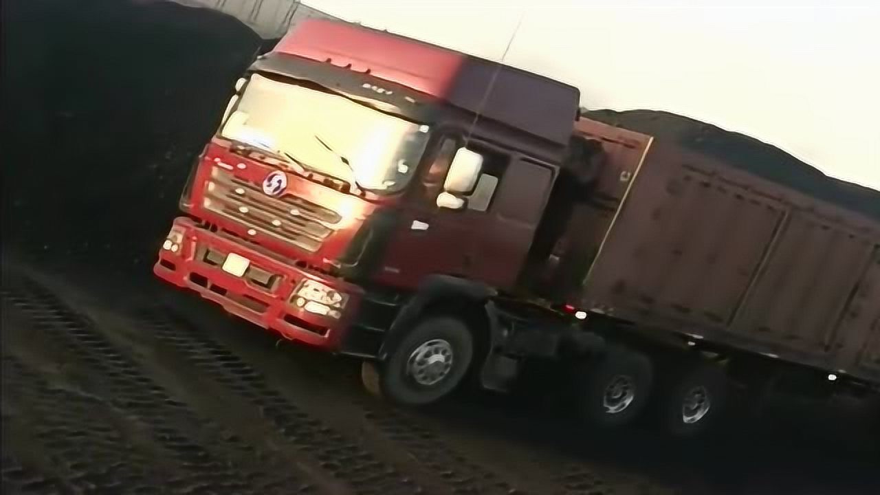 陕汽德龙百吨王装300吨也不断大梁全挂拖车更疯狂