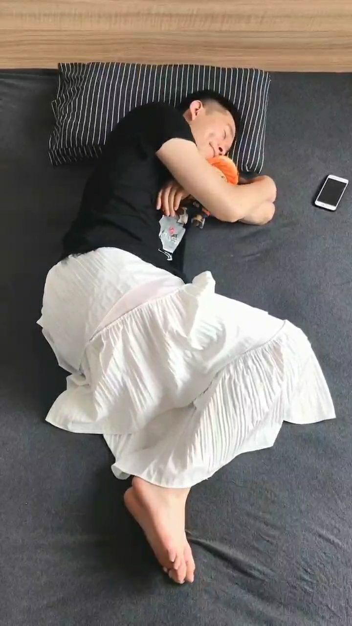 女孩子穿裙子睡觉时