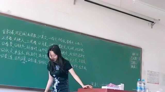 美女语文老师深受喜欢,在课堂上笑料百出,曾经问题学生当老师太不习惯!